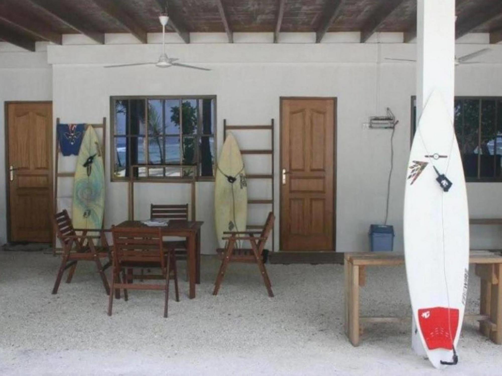 Thulusdhoo Surf Camp Guest House Exterior foto
